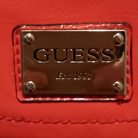 Y2k Guess Red Patent Faux Leather Shoulder Bag W/ Multiple Zippers & Pockets - Picture 3 of 10